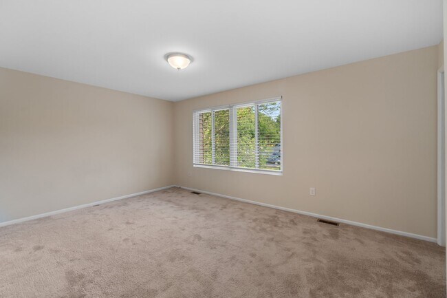 Building Photo - Broadneck Schools! Updated 3 Bedroom 3 Lev...