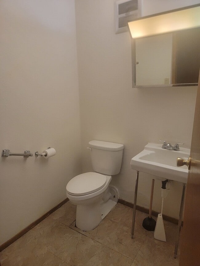 Building Photo - 309 W 24th Pl