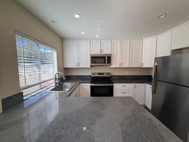 Building Photo - Spacious 4-Bedroom Townhome in Prime Clair...