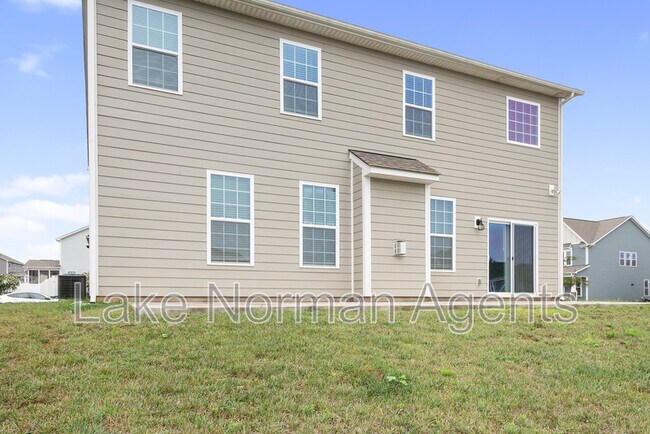 Building Photo - 196 Longleaf Dr