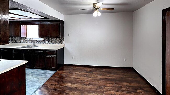 Building Photo - 906 Garden Grove