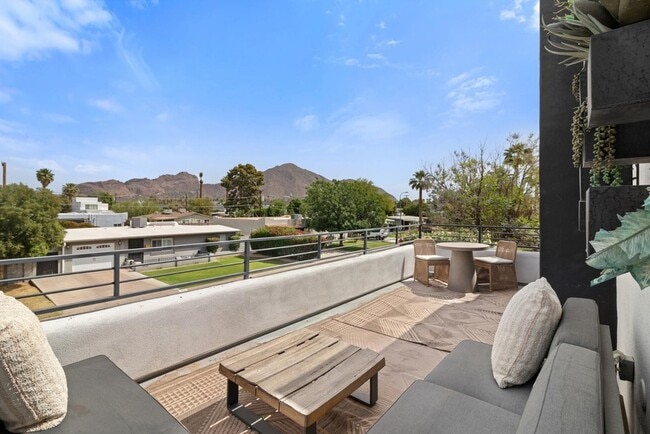 Building Photo - 4533 E Devonshire Ave