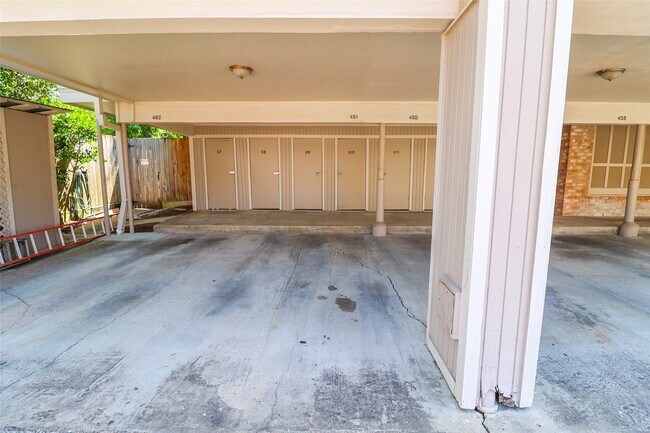 Building Photo - 2230 S Piney Point Rd