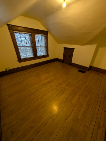 Building Photo - 928 E Grand Ave