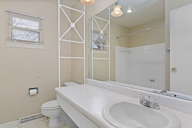 Building Photo - RIVIERA COURT