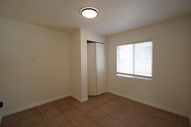 Building Photo - 1405 N Riverside Ave