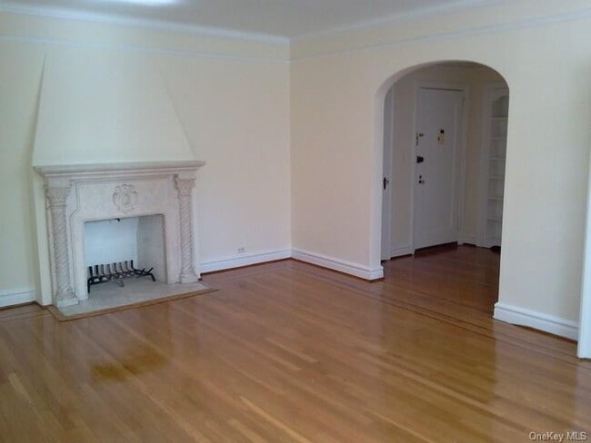 Building Photo - 14 N Chatsworth Ave