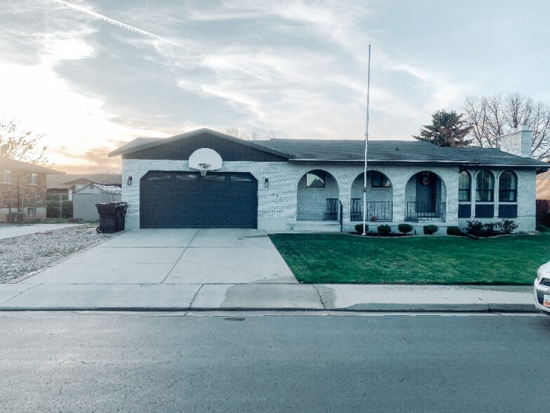 Primary Photo - 681 N Valley Dr