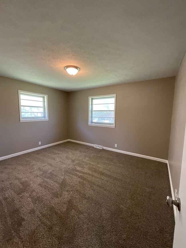 Building Photo - 3 bedroom 2 bathroom house for rent