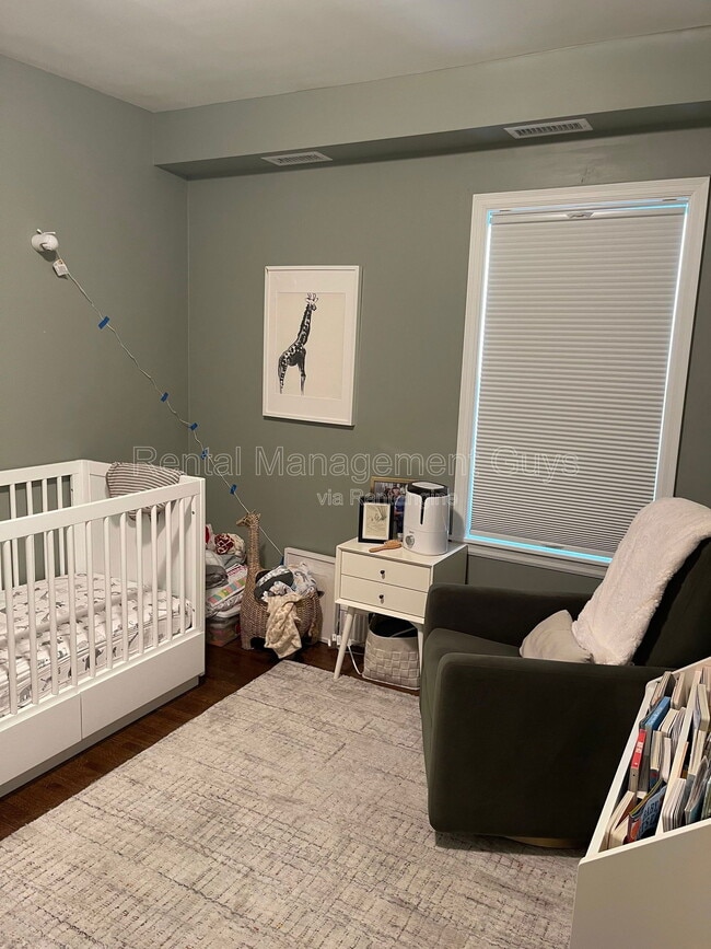 Building Photo - 4119 N Sheridan Ave