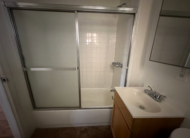 Building Photo - Charming 1 Bed 1 Bath Unit - Move in Speci...