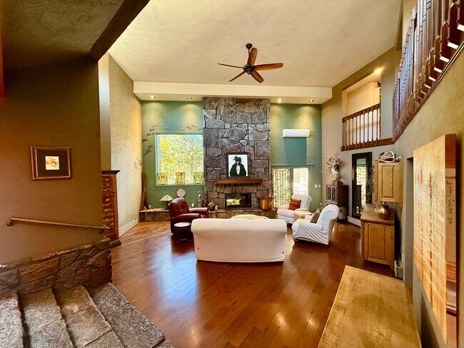 Building Photo - Historic Manitou Springs Home for Rent – M...