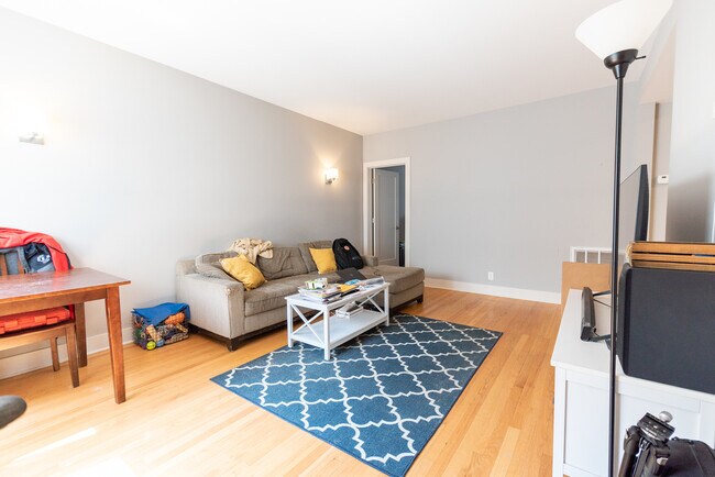 Building Photo - 2032 W Berwyn Ave