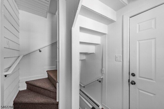 Building Photo - 330 Evona Ave