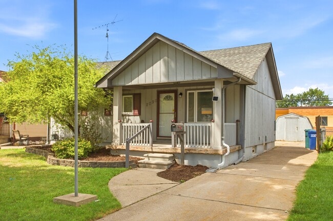 Building Photo - 2090 Moran Ave