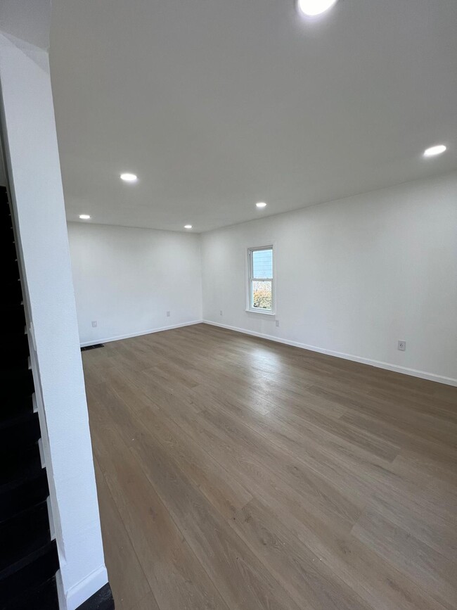 Airy living room - 212 Wall St