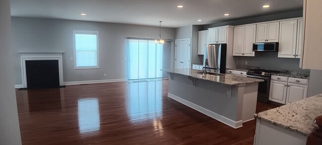 Building Photo - Heron's Landing 4 BD/ 3BTH Available May 14th