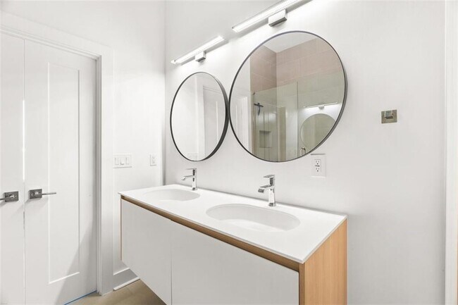 Building Photo - 1155 Custer Ave SE