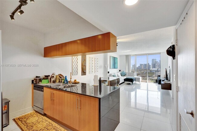 Building Photo - 1750 N Bayshore Dr