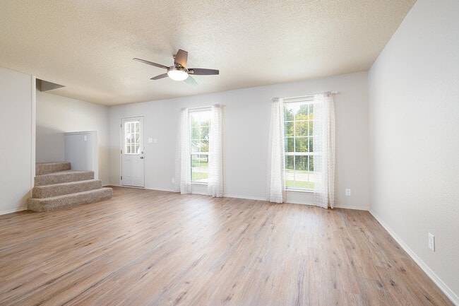 Building Photo - 1940 Leslie Dr