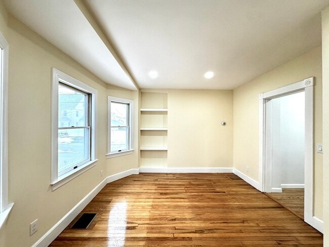 Building Photo - 98 Safford St