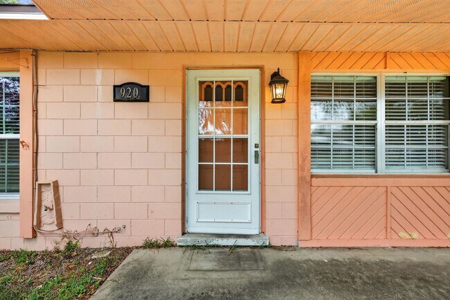 Building Photo - 3 Bedroom Home in Tavares – Available Now!