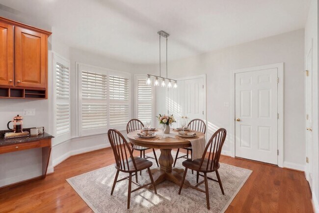 Building Photo - Stunning 4 level detached home close to the Mosaic District in Fairfax!
