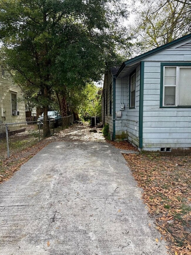 Building Photo - Large Single Family House for Rent.