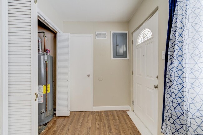 Building Photo - 110 De Smet Dr