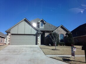 Building Photo - Gated Community Villas At Cedar Creek +  3 Bed 2 Bath + Edmond Schools