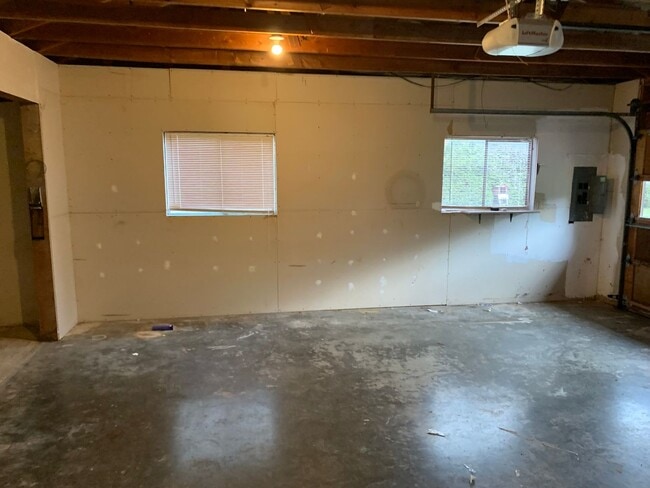 Building Photo - **Daisey King **