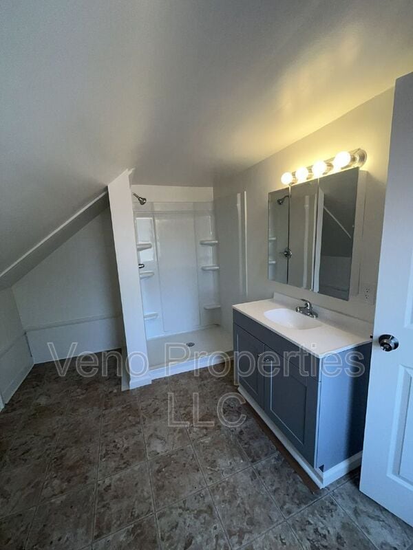 Building Photo - 32 Russell Rd