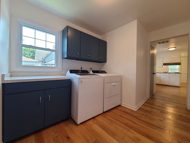Building Photo - 3-bedroom, 2-bathroom home located in beau...