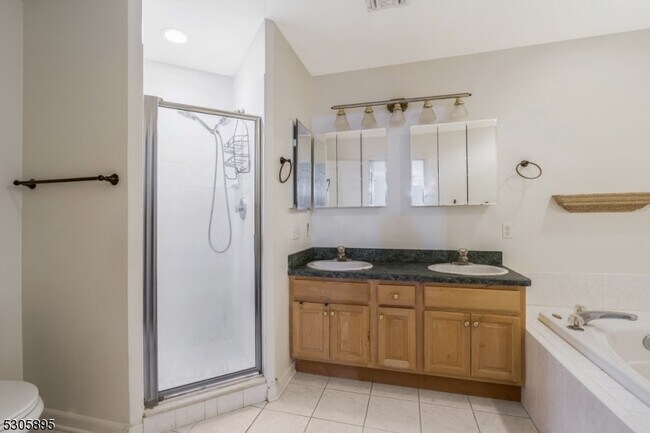 Building Photo - 5 Hidden Pond Ct