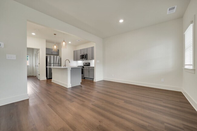 Building Photo - 1 Bedroom Cottage with Elevated Amenities!