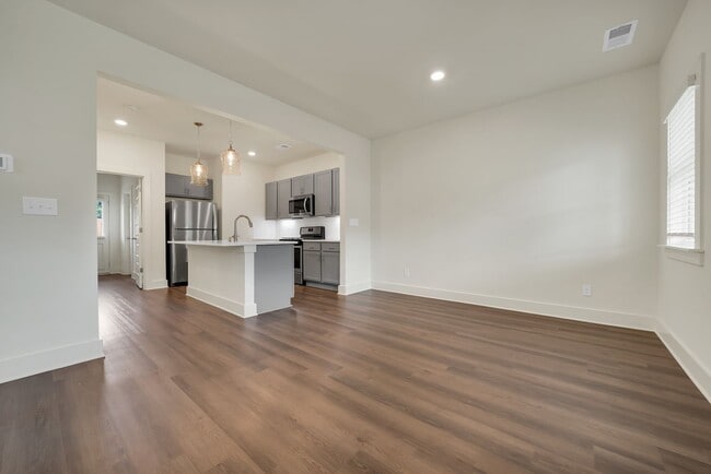 Building Photo - 1 Bedroom home with Fenced Backyard!