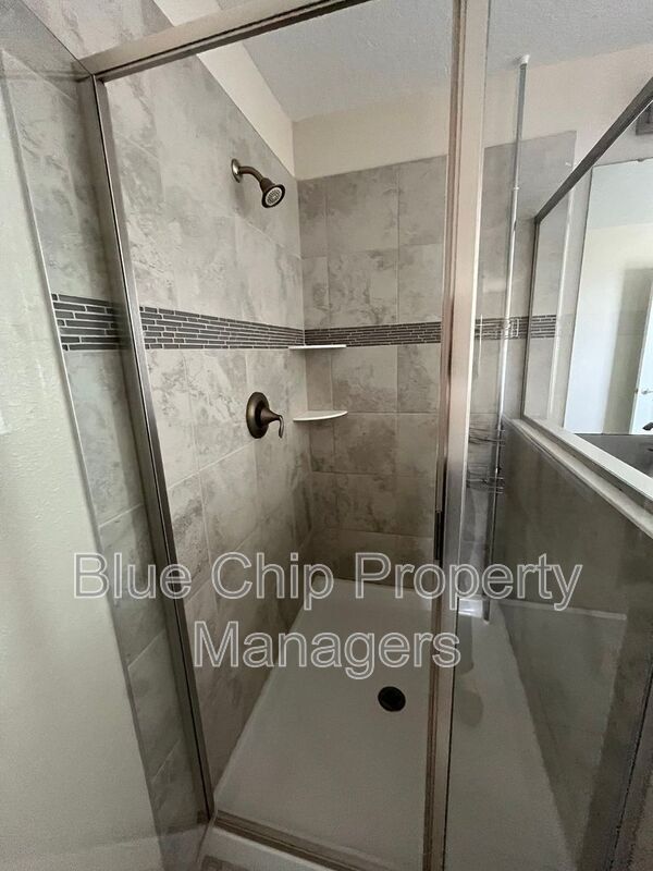 Building Photo - 9131 Cut Shot Dr