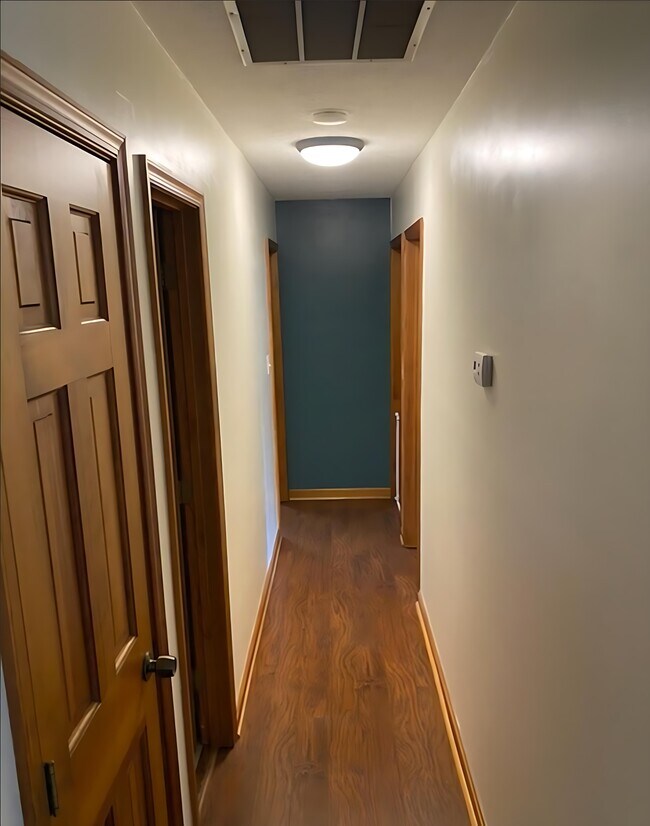 Building Photo - 8624 Valley Dr