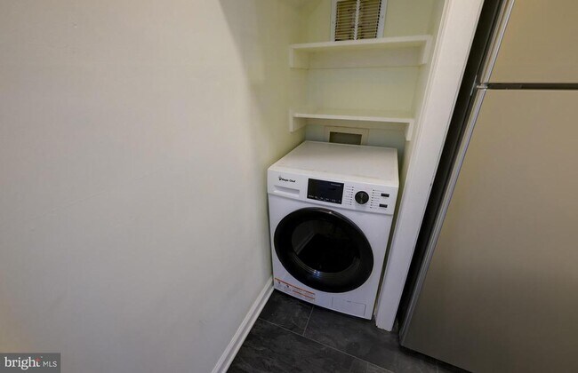 Building Photo - 1934 35th Pl NW