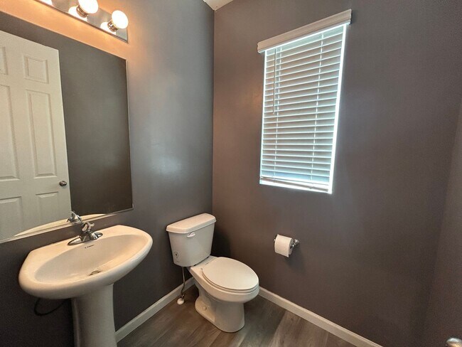 Building Photo - 3 Bedroom 2.5 Bathroom Townhouse in Payson, Utah!