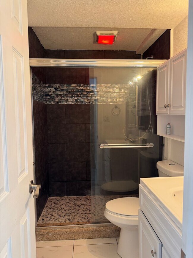 Building Photo - 660 Thistle Dr