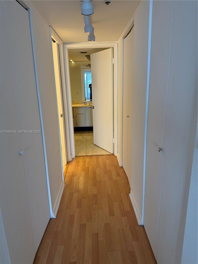 Building Photo - 1717 N Bayshore Dr