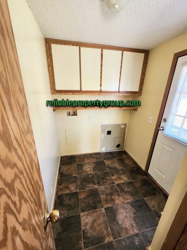 Building Photo - New Listing in Churubusco!!