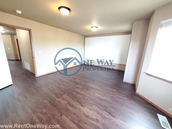 Building Photo - Amazing 3 Bed + 2 bonus rooms in Puyallup!
