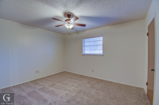 Building Photo - 4 bedroom 2 bathroom