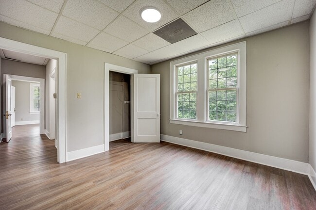 Building Photo - Freshly Updated 3 Bedroom House
