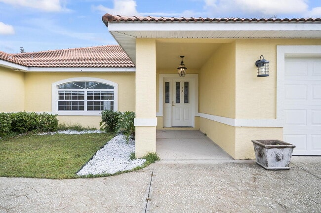 Building Photo - Palm Harbor Pool Home