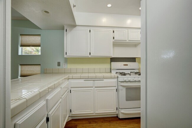 Building Photo - $3200 / Fabulous 2br / 2ba condo (Bankers ...
