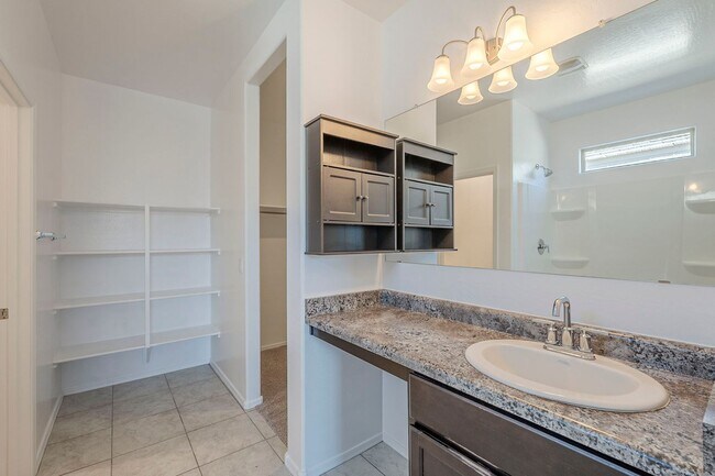 Building Photo - Gorgeous 4 Bed / 2 Bath Home – Move-In Rea...