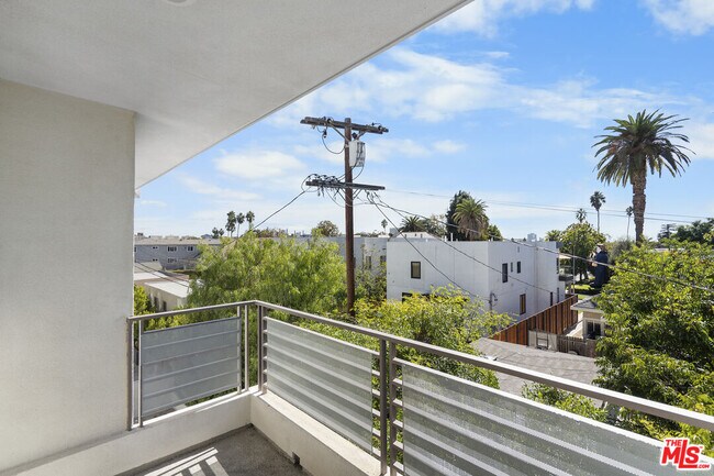 Building Photo - 5030 Rosewood Ave